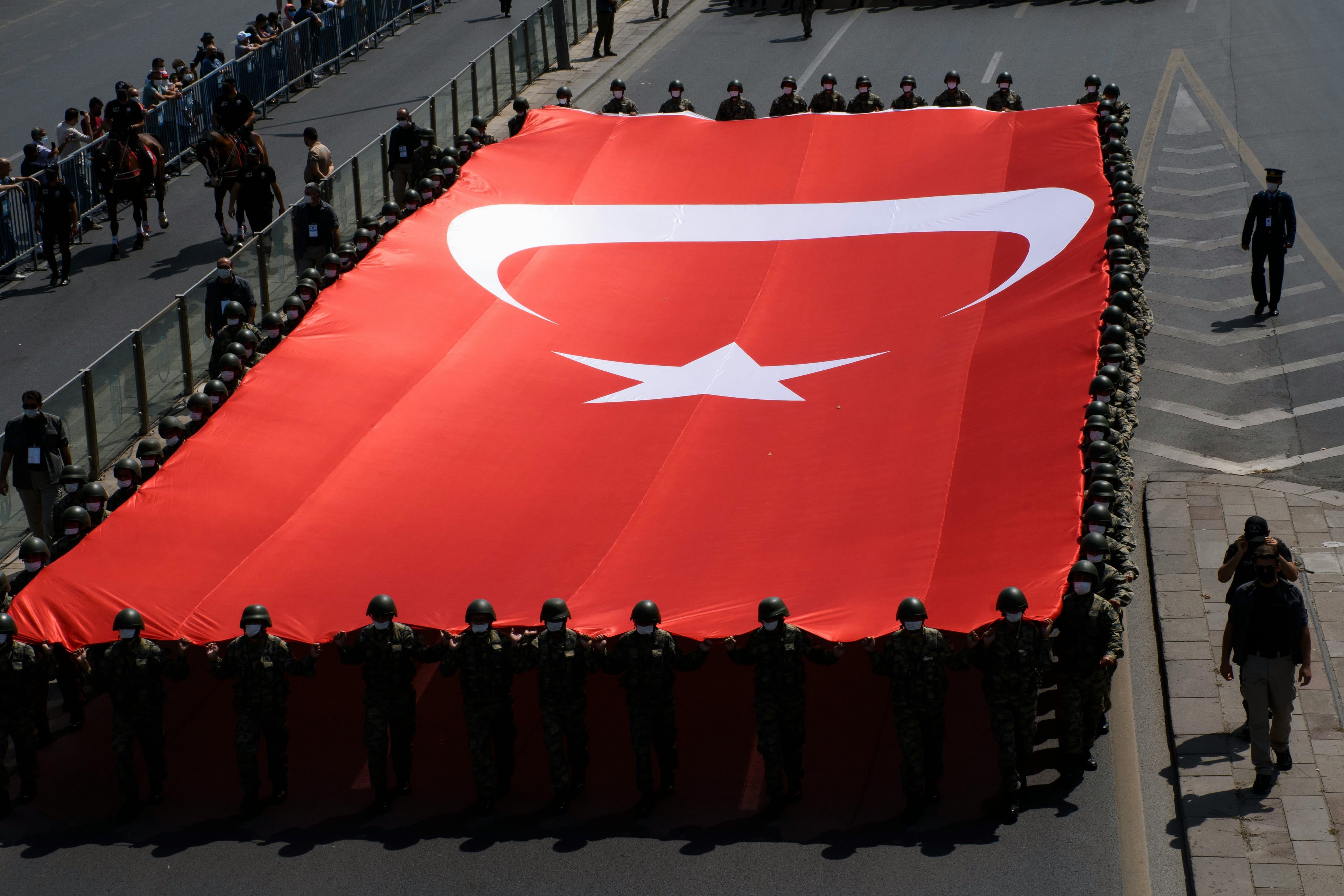 Gunman kills 6 in southern Turkey, dies by suicide as police close in